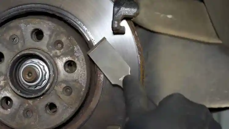 تأخر استجابة الفرامل: الخطر الصامت الذي يزيد من مسافة التوقف — كيف تكتشف المشكلة قبل فوات الأوان