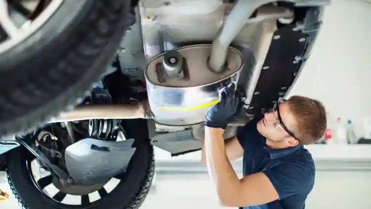 دخان العادم الأبيض: رسالة استغاثة من المحرك لا يجب تجاهلها – هكذا تحمي حشية الرأس قبل فوات الأوان