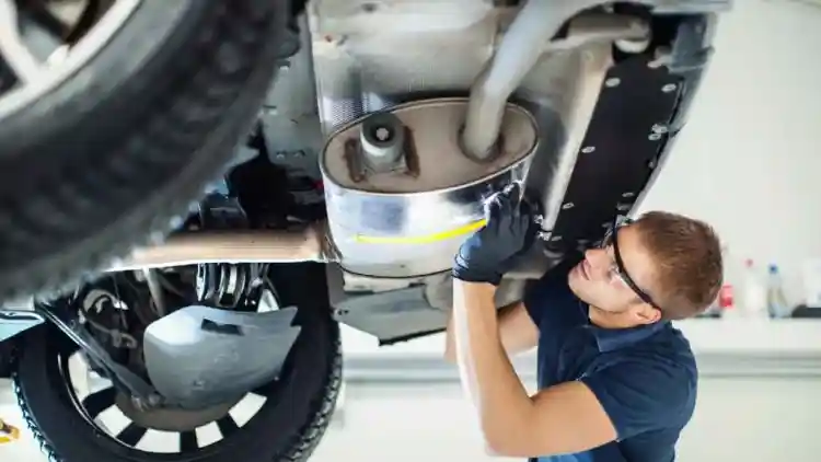 دخان العادم الأبيض: رسالة استغاثة من المحرك لا يجب تجاهلها – هكذا تحمي حشية الرأس قبل فوات الأوان