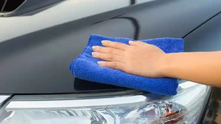 لماذا يمكن لمنشفة واحدة أن تُفسد طلاء سيارتك؟ القاعدة الذهبية للتعامل مع مناشف المايكروفايبر
