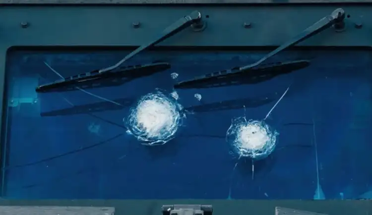 كيف يتحول الزجاج العادي إلى درع شفاف؟ داخل عالم زجاج السيارات المصفح ضد الرصاص