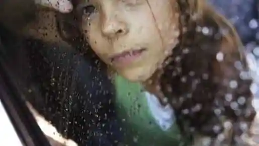 هل يمكنك كسر زجاج سيارتك من الداخل فعلًا؟ ما لا يخبرك به الزجاج المصفح وأدوات الهروب