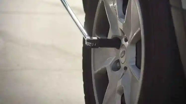 لماذا قد يفقد إطارك سيارته بعد تبديل الكفرات؟ سر إعادة شد الصواميل بعد 100 كيلومتر