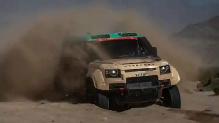 ديفندر D7X‑R رالي: وحش بريطانيا الجديد يستعد لاقتحام رمال داكار السعودية 2026