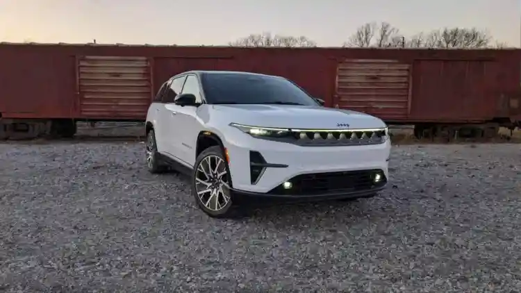 جيب واجونير S 2026: كهربائية سريعة ومريحة… لكن روحها أقرب إلى كرايسلر من جिप!