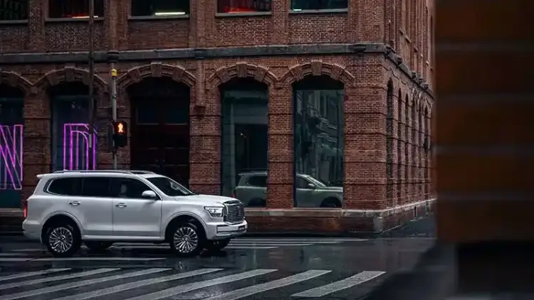 A Powerful Comparison: Tank 500 Faces Nissan Patrol on UAE Roads