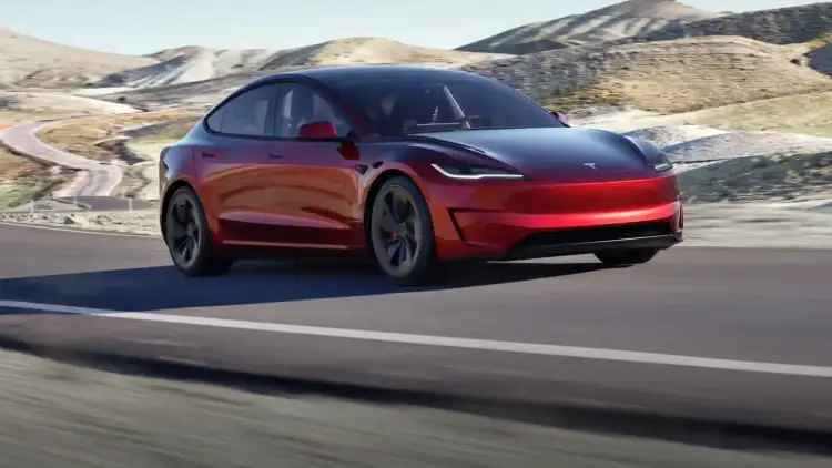  تسلا موديل 3 بيرفورمانس 2026 في الإمارات: سيدان كهربائية تجمع الجرأة والسرعة