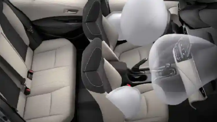 درع غير مرئي: وسادة الهواء المركزية الأمامية تحمي الركاب من الاصطدام ببعضهم في لحظات الحطام!
