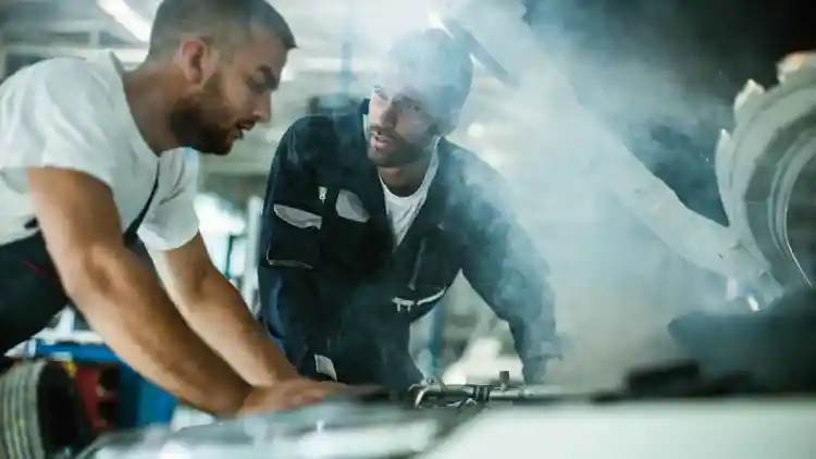 وحش المحرك الصارخ: 9 أسباب اهتزازات مخيفة وكيف تهزمها قبل الكارثة!