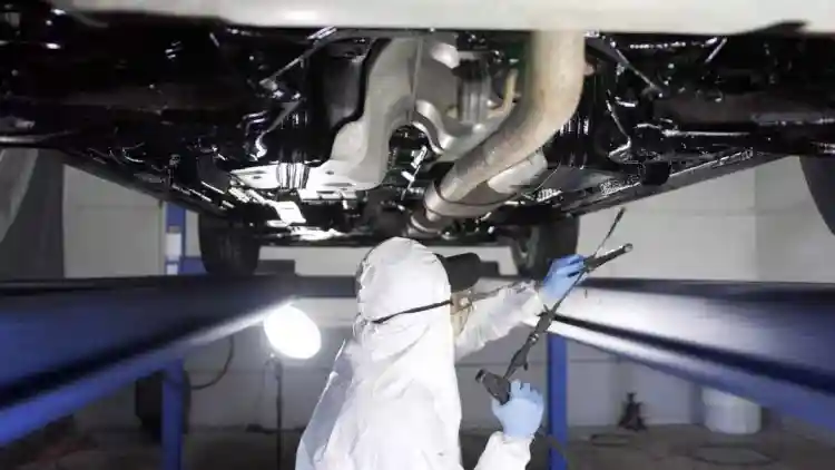 الدليل الشامل لطلاء الجزء السفلي للسيارة: حماية سيارتك من الصدأ والتآكل