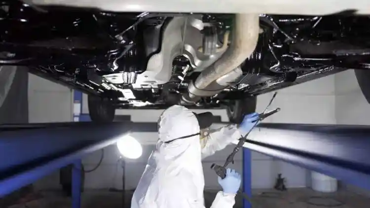 الدليل الشامل لطلاء الجزء السفلي للسيارة: حماية سيارتك من الصدأ والتآكل