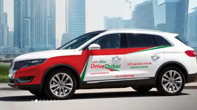 الدليل الشامل لأفضل مدارس القيادة للسيدات في دبي والشارقة: تعلمي القيادة بأمان وثقة واستقلالية