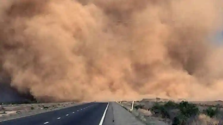 جحيم الغبار الأصفر: 6 أسلحة نجاة تجعلك ملك الخماسين في الخليج!