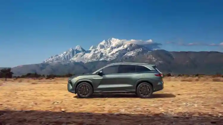 تنين هجين عملاق: BYD Atto 8 يغزو السعودية بـ728 كم مدى و275 حصان بـ156 ألف!