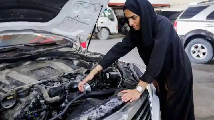 ثورة الإيدي الناعمة: ميكانيكيات سعوديات يُنقذن سياراتكِ في ورش "وردية" سرية!