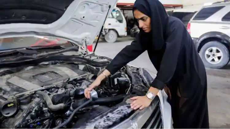 ثورة الإيدي الناعمة: ميكانيكيات سعوديات يُنقذن سياراتكِ في ورش "وردية" سرية!