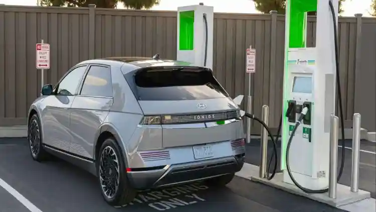 شبكة شحن EV السعودية 2026: خريطة الـ60 محطة + تطبيقات + تكاليف الرياض إلى الدمام!