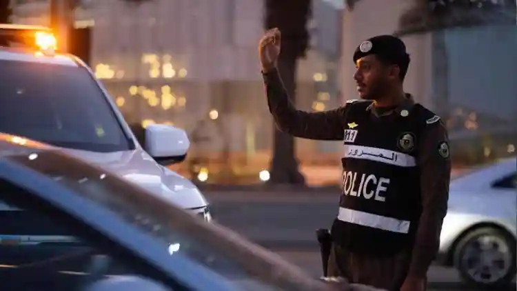 إشارة برتقالية = قنبلة 6000 ريال! غرامات المرور السعودية 2026 تُصعّد الحرب على المخالفين! 