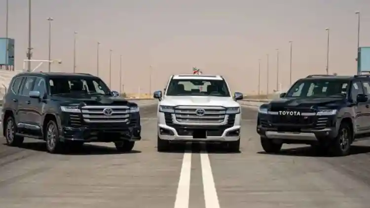  لاند كروزر 2026: تنين V6 409 حصان يمزّق كثبان السعودية! أسعار عبداللطيف جميل + مواصفات VX-R المدوّية! 