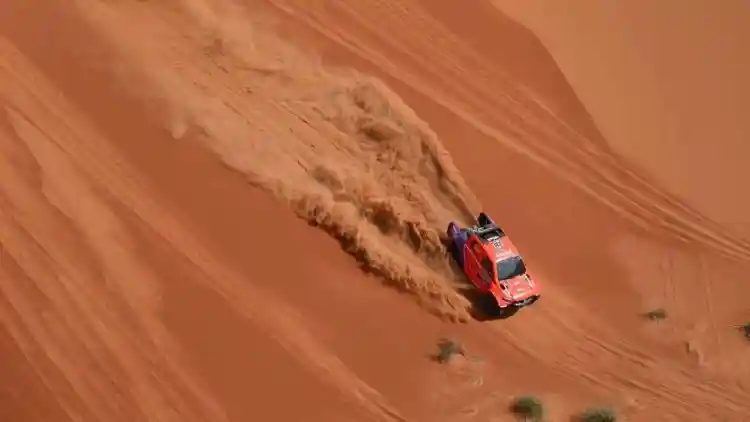 ناصر العطية يُسحق المنافسين في المرحلة 12: التاج السادس على بعد خطوة واحدة!