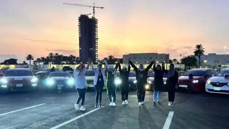 كات السرعة السعوديات: نوادي السيارات النسائية تُعيد كتابة تاريخ الطرق!