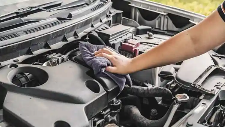 العنوان الجديد: كارثة تحت الغطاء: 10 أخطاء قاتلة تُدمّر محرك سيارتك أثناء التنظيف!