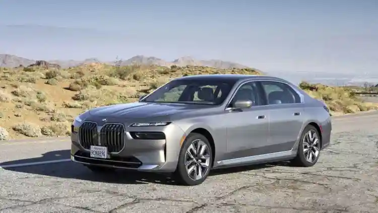 بي ام دبليو i7 2026: الفخامة الكهربائية تصل إلى طرق السعودية