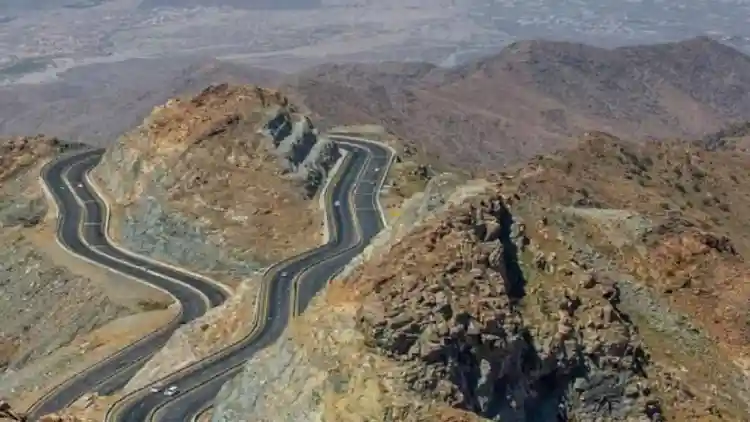  جحيم الهدا: أخطر طريق في العالم حيث تتحدّى السيارات الموت في 87 كم من الرعب!