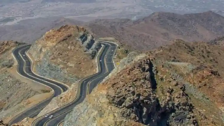  جحيم الهدا: أخطر طريق في العالم حيث تتحدّى السيارات الموت في 87 كم من الرعب!