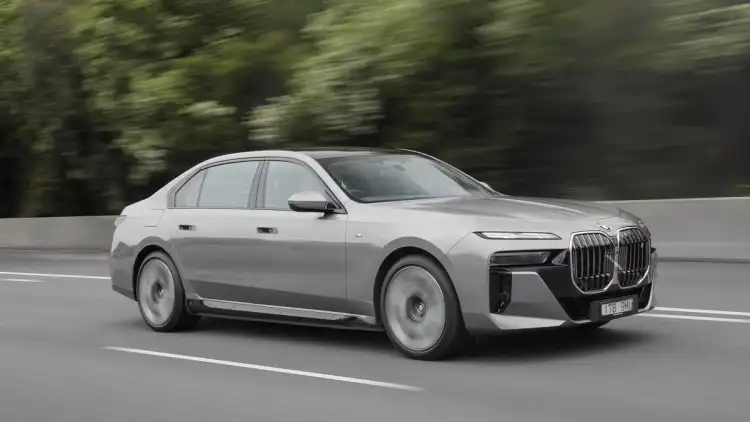 لماذا تُعد بي ام دبليو i7 2026 أفضل سيدان كهربائية فاخرة في السعودية؟