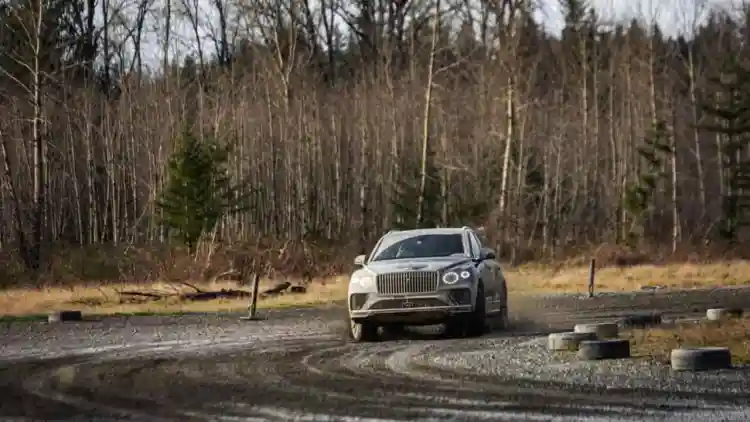 بنتلي تتحدى الجاذبية! سيارات فاخرة تهز حلبات الرالي في DirtFish