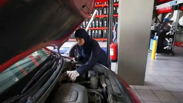 ثورة النساء في الصيانة! أول ورشة بنات جدة تهز عالم السيارات