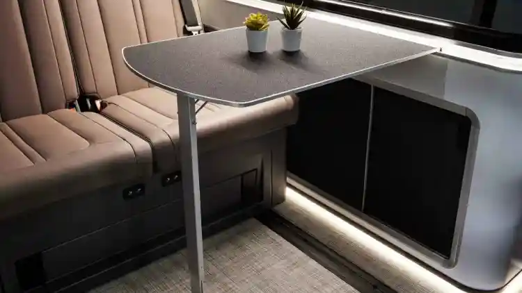 قنبلة هيونداي ستاريا كامبر! وحش EV شمسي يعيش خارج الشبكة إلى الأبد