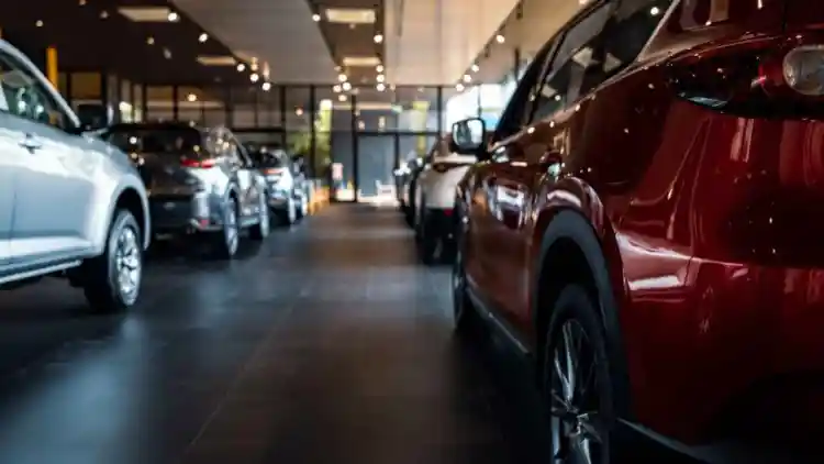 الأسرار الخفية لسوق السيارات المستعملة في الإمارات: دليلك الشامل لاكتشاف السيارات الغارقة والمصدومة قبل الشراء