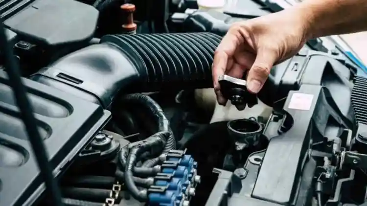 لماذا ترتفع حرارة محرك سيارتك أثناء القيادة — وكيف تتعامل مع المشكلة