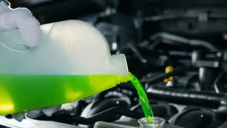 IAT أم OAT أم HOAT؟ الدليل الشامل لاختيار سائل التبريد الصحيح لسيارتك