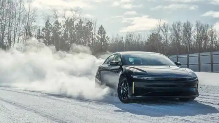 Why Rear-Wheel-Drive EVs Can Feel Unstable on Ice: A Technical Explanation and Winter Driving Tips
