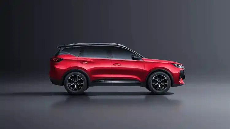 مراجعة متعمقة لشيري تيجو 7 1.6T AWD 2026 في الإمارات العربية المتحدة. يأتي هذا السيارة بدءاً من 82,500 درهم إماراتي، ويتمتع بقدرة 195 حصان، وير配备 بناقل حركة DCT 7 سرعات ودفع رباعي.