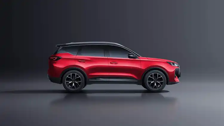 مراجعة متعمقة لشيري تيجو 7 1.6T AWD 2026 في الإمارات العربية المتحدة. يأتي هذا السيارة بدءاً من 82,500 درهم إماراتي، ويتمتع بقدرة 195 حصان، وير配备 بناقل حركة DCT 7 سرعات ودفع رباعي.