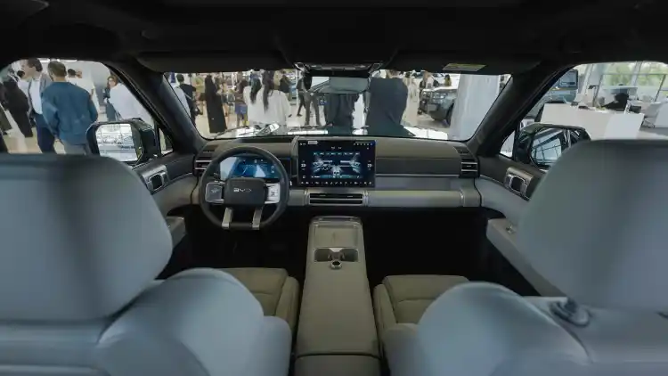 BYD Ti 7 في دبي: رحلة إطلاق من صالة العرض إلى سينما صحراوية تحت النجوم