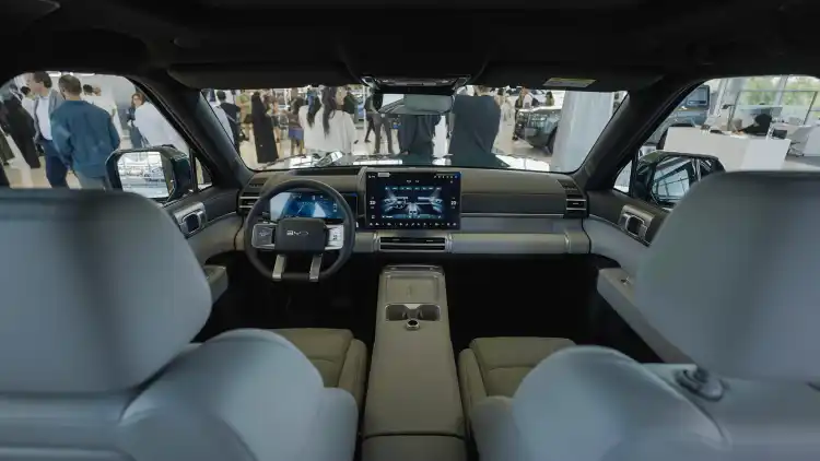 BYD Ti 7 في دبي: رحلة إطلاق من صالة العرض إلى سينما صحراوية تحت النجوم