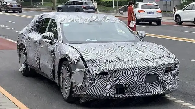 صور تجسسية لإكسبنج P6 الكوبيه الكهربائية بأربعة أبواب ومدى 700 كم