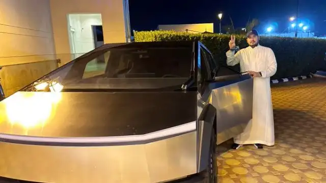 إيلون ماسك يتفاعل على ظهور تسلا سايبرترك مع أمير سعودي