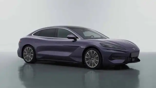 Denza Z9 Sedan Unveiled in Electric and Hybrid Versions in China