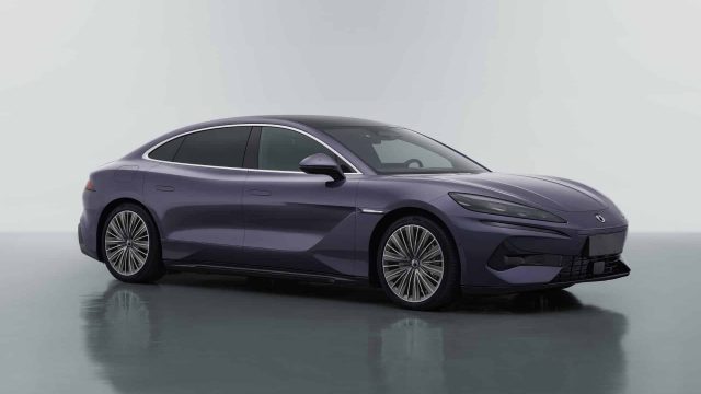 Denza Z9 Sedan Unveiled in Electric and Hybrid Versions in China