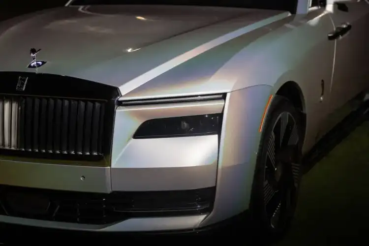 Rolls-Royce Spectre Lunaflair: A Dream Car with Color-Shifting Paint