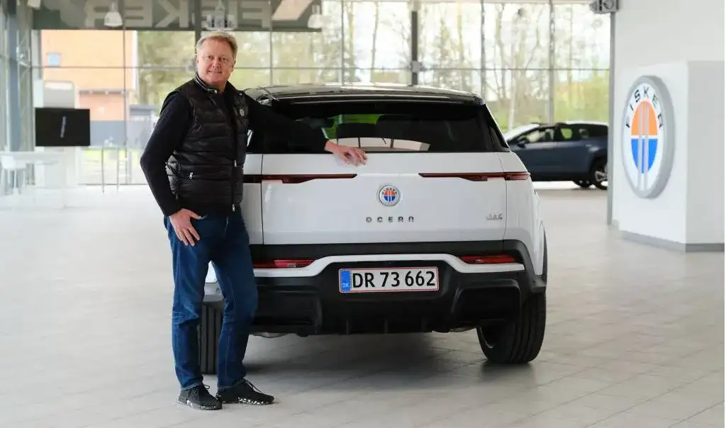 Henrik Fisker with the first customer Fisker Ocean - May 2023