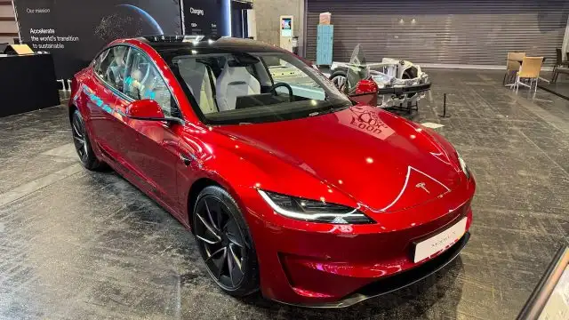 أداء تسلا موديل 3 لعام 2024 في معرض مونديال دي لا أوتو 2024