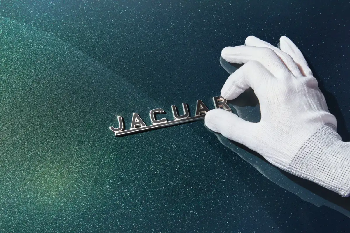 the-legendary-jaguar-e-type-revives-in-an-exclusive-modern-edition