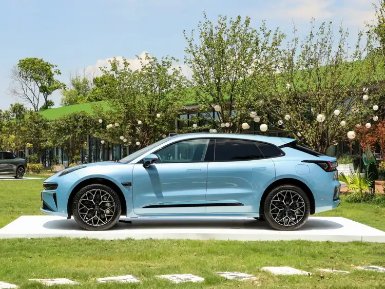 استكشاف داخلية زيكر 001 2024: ميزات فريدة قد تجهلها